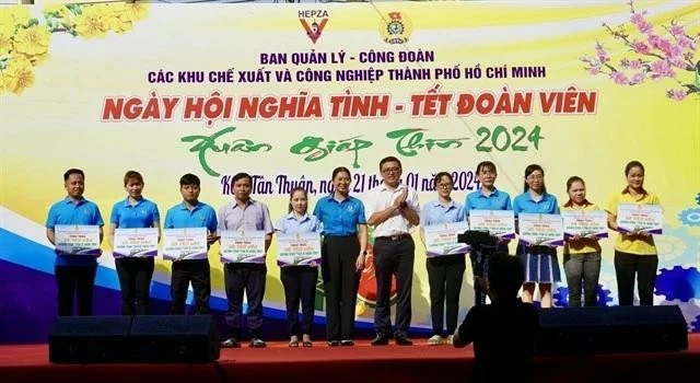 El sindicato de la Autoridad de Zonas Industriales y de Procesamiento de Exportaciones de Ciudad Ho Chi Minh ofrece boletos de tren para que los trabajadores regresen a sus ciudades de origen para las vacaciones del Tet de 2024. (Foto: VNA)