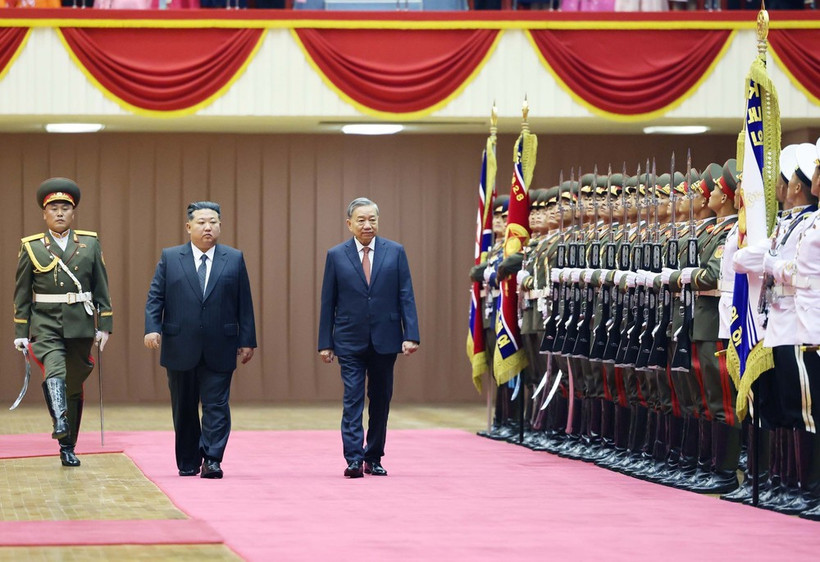 La ceremonia de bienvenida al secretario general To Lam se celebró solemnemente en el Palacio de Deportes de Pionyang. (Foto: VNA)