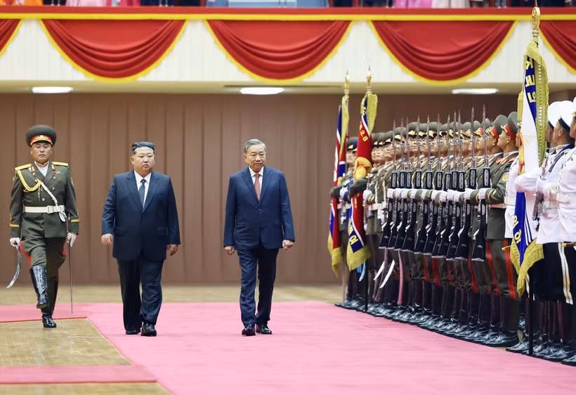 La ceremonia de bienvenida al secretario general To Lam se celebró solemnemente en el Palacio de Deportes de Pionyang. (Foto: VNA)