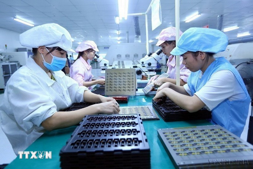 Trabajadoras en la línea de ensamblaje de componentes electrónicos en la fábrica de Bao Sen (Bac Giang). (Fuente: VNA)