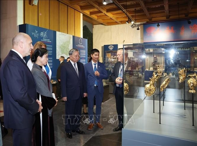 El secretario general del Partido Comunista de Vietnam, To Lam, el presidente búlgaro, Rumen Radev, visitan el Museo Nacional de Historia de Bulgaria. (Foto: VNA)