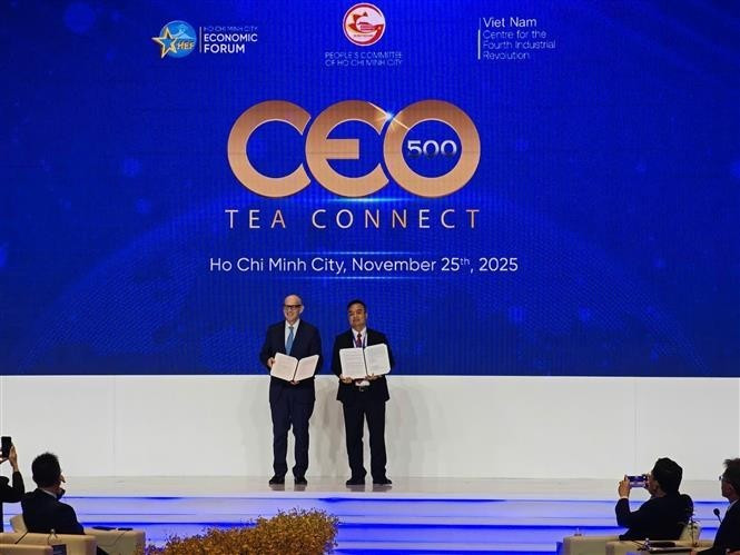 Los representantes de Ciudad Ho Chi Minh y Biance anuncian el Memorando de Entendimiento sobre cooperación para acelerar el desarrollo del Centro Financiero Internacional de Vietnam en Ciudad Ho Chi Minh. (Foto: VNA)