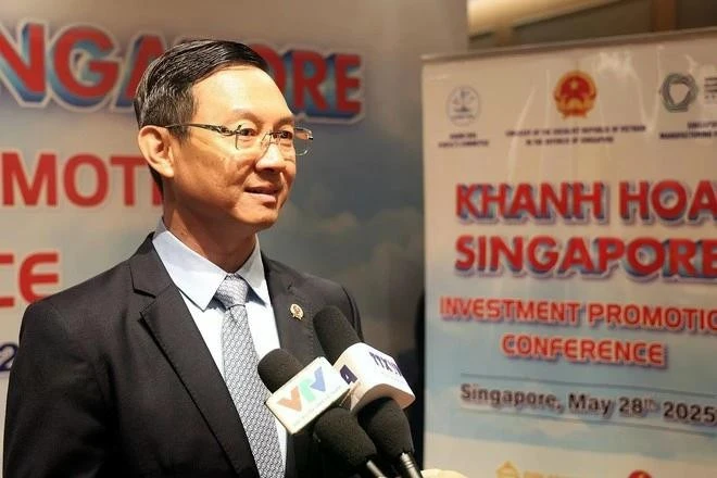 El embajador de Vietnam en Singapur, Tran Phuoc Anh, concede una entrevista a la Agencia Vietnamita de Noticias durante el evento. (Foto: VNA)