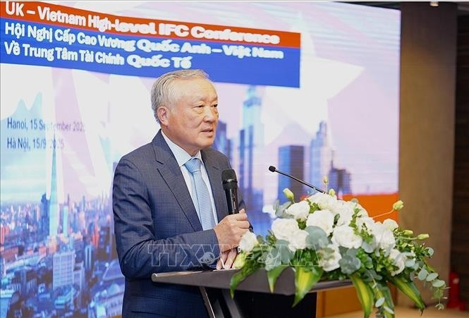 El viceprimer ministro permanente, Nguyen Hoa Binh, interviene en la conferencia. (Fuente: VNA)