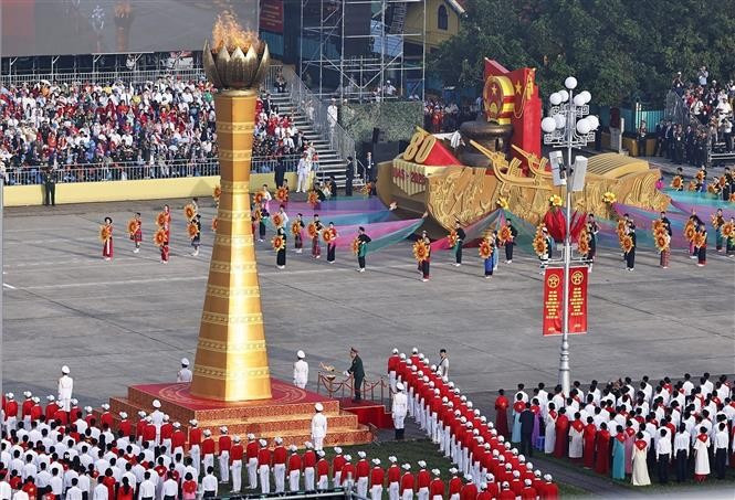El programa comenzó con una ceremonia de encendido de antorchas, símbolo de las aspiraciones del pueblo vietnamita. (Foto: VNA)