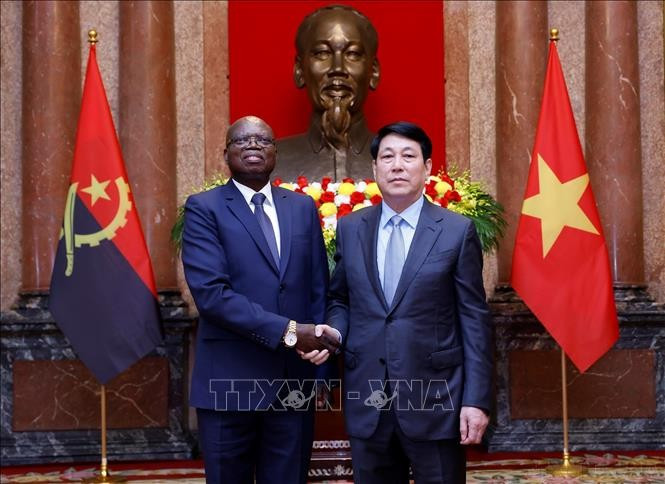 El presidente Luong Cuong recibió al embajador de Angola, Fernando Miguel, para presentar sus cartas credenciales y asumir sus funciones en Vietnam (24 de abril de 2025). (Fuente: VNA)