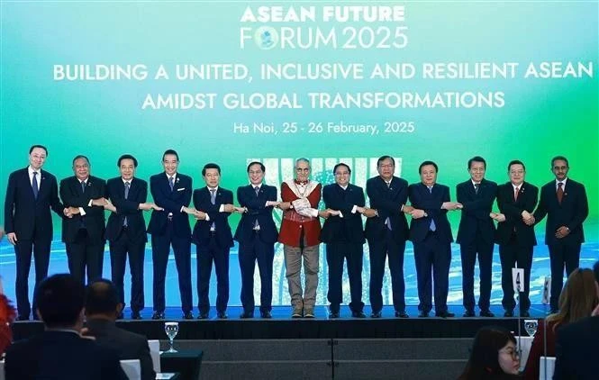 El primer ministro Pham Minh Chinh (sexto, a la derecha) y los jefes de las delegaciones que asisten al Foro del Futuro de la ASEAN 2025 posan para una foto grupal. (Foto: VNA)