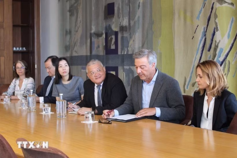 El embajador de Vietnam en Portugal, Nguyen Manh Thang (tercero desde la derecha), presencia la ceremonia de firma. (Foto: VNA)