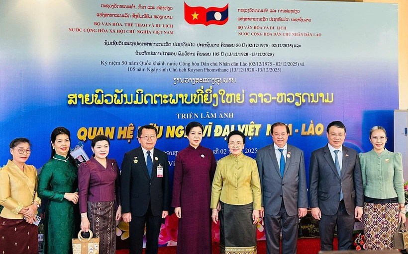 La esposa del secretario general del Partido Comunista de Vietnam, Ngo Phuong Ly, y Naly Sisoulith, esposa del secretario general del Partido Popular Revolucionario y presidente de Laos, participan en la ceremonia inaugural de la Semana de Cine Vietnamita en Laos y la exposición fotográfica "Gran Amistad Vietnam-Laos". (Foto: VNA)