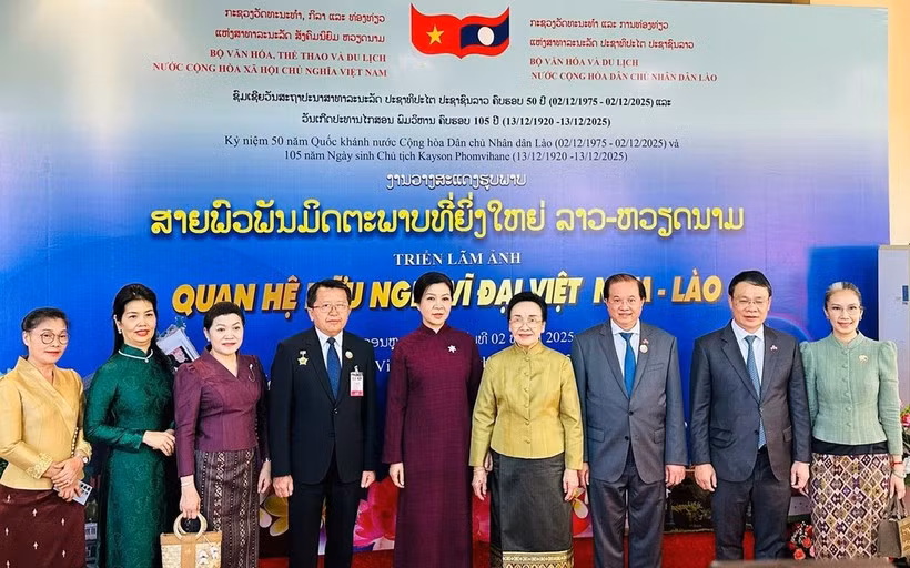 La esposa del secretario general del Partido Comunista de Vietnam, Ngo Phuong Ly, y Naly Sisoulith, esposa del secretario general del Partido Popular Revolucionario y presidente de Laos, participan en la ceremonia inaugural de la Semana de Cine Vietnamita en Laos y la exposición fotográfica "Gran Amistad Vietnam-Laos". (Foto: VNA)