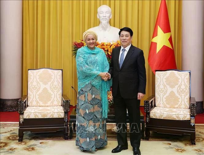 El presidente vietnamita Luong Cuong (der.) recibe a la vicesecretaria general de la ONU, Amina J. Mohammed. (Foto: VNA)