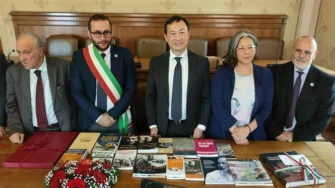 El embajador de Vietnam en Italia, Duong Hai Hung (centro), presenta una colección de libros sobre el Presidente Ho Chi Minh a la Asociación A.P.S. INTRA en Marsciano. (Foto: VNA)