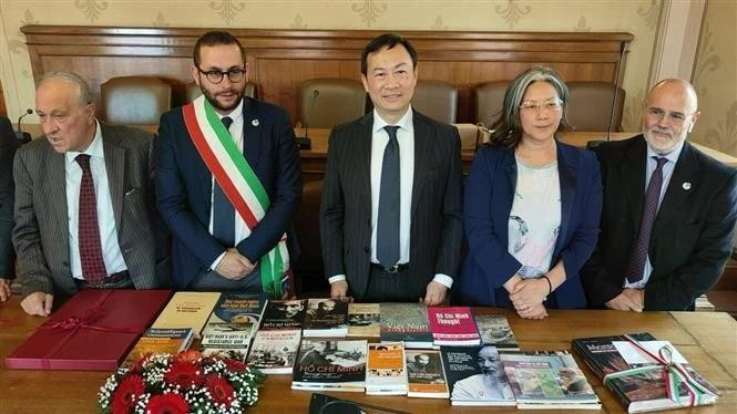 El embajador de Vietnam en Italia, Duong Hai Hung (centro), presenta una colección de libros sobre el Presidente Ho Chi Minh a la Asociación A.P.S. INTRA en Marsciano. (Foto: VNA)