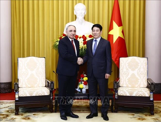 El presidente vietnamita Luong Cuong (derecha) recibe a Kamran Bayram Aliyev, fiscal general de Azerbaiyán. (Fuente: VNA)