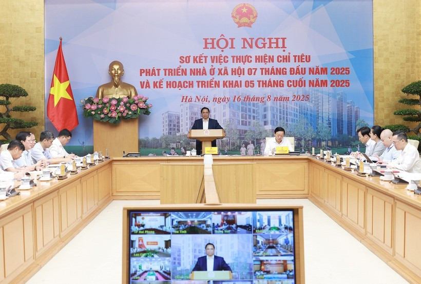 El primer ministro Pham Minh Chinh interviene en la conferencia sobre desarrollo de vivienda social. (Foto: VNA)
