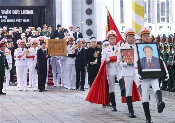 El retrato y el féretro del expresidente Tran Duc Luong fueron trasladados al coche fúnebre tras la ceremonia de homenaje póstumo en la Casa Funeraria Nacional el 25 de mayo. (Foto: VNA)