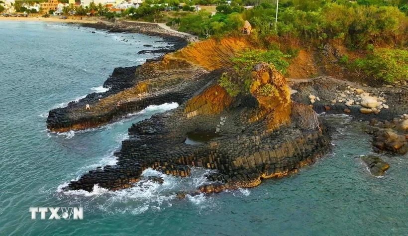 Ghenh Da Dia (El acantilado marino de placas de piedra), a 35 km al norte del centro de la ciudad de Tuy Hoa, se considera una obra de arte creada por la naturaleza. (Fuente: VNA) 