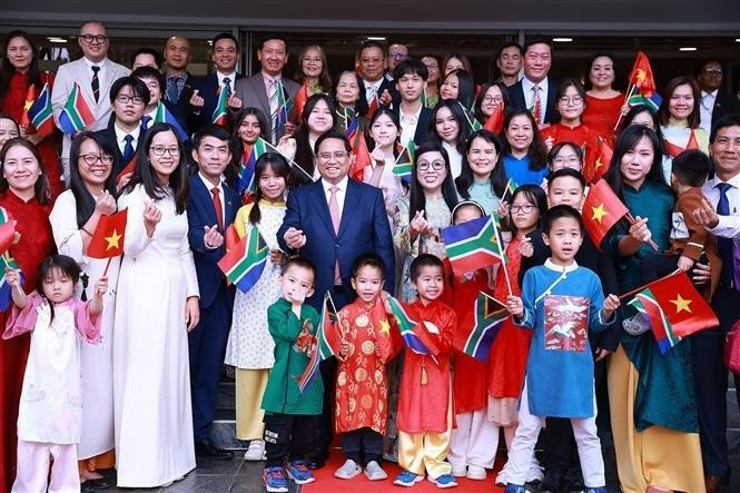 El primer ministro Pham Minh Chinh se reunió con funcionarios y personal de la Embajada de Vietnam y miembros de la comunidad vietnamita en Sudáfrica la tarde del 21 de noviembre (hora local). (Foto: VNA)