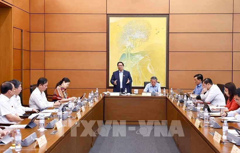 El primer ministro Pham Minh Chinh, habla en la sesión de debate. (Fuente: VNA)