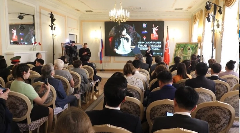 En el acto inaugural de la exposición. (Fuente: VNA)