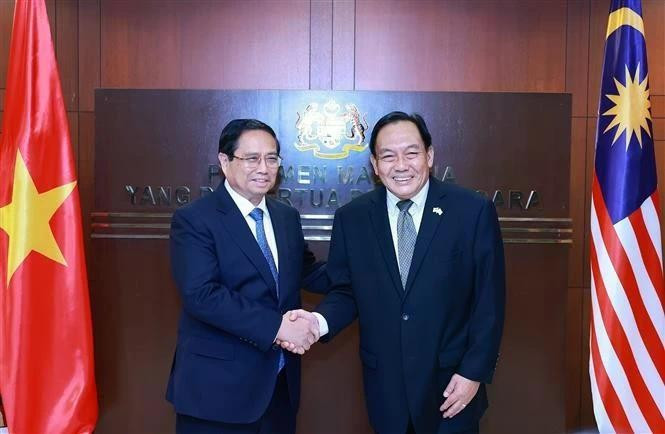 El primer ministro Pham Minh Chinh (izq.) y el presidente del Senado de Malasia, Dato Awang Bemee, Awang Ali Basah, en su reunión en Kuala Lumpur el 25 de mayo. (Foto: VNA)