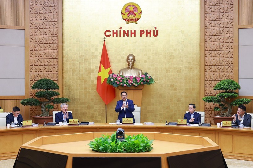 El primer ministro Pham Minh Chinh preside la reunión ordinaria del Gobierno de noviembre. (Foto: VNA)