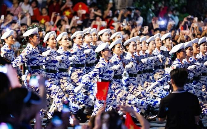Una formación médica militar pasa por la calle Nguyen Thai Hoc durante un ensayo en Hanoi el 21 de agosto. (Foto: VNA)