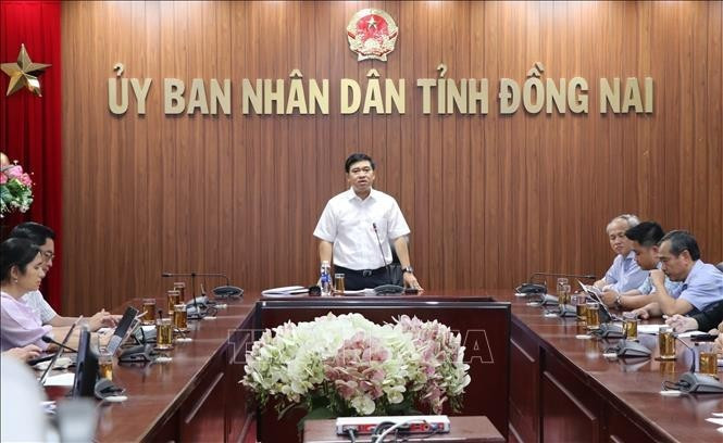 El vicepresidente del Comité Popular de la provincia de Dong Nai, Ho Van Ha, habla en la sesión de trabajo con la Sociedad General de Construcción No 1. (Foto: VNA)