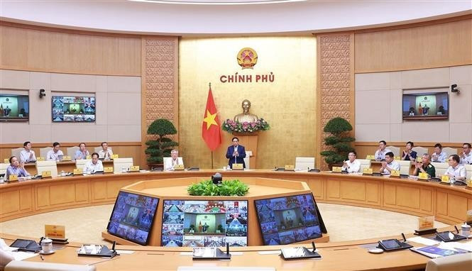 El primer ministro Pham Minh Chinh preside la reunión del Gobierno. (Foto: VNA)