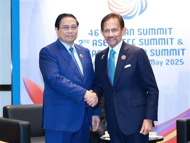 El primer ministro vietnamita, Pham Minh Chinh (i), se reúne con el sultán Haji Hassanal Bolkiah de Brunei Darussalam en Kuala Lumpur el 27 de mayo. (Foto: VNA)