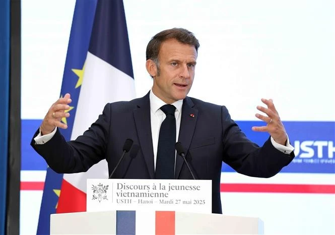 El presidente francés, Emmanuel Macron, conversa con estudiantes y jóvenes intelectuales vietnamitas en la Universidad de Ciencia y Tecnología de Hanói (USTH) el 27 de mayo. (Foto: VNA)