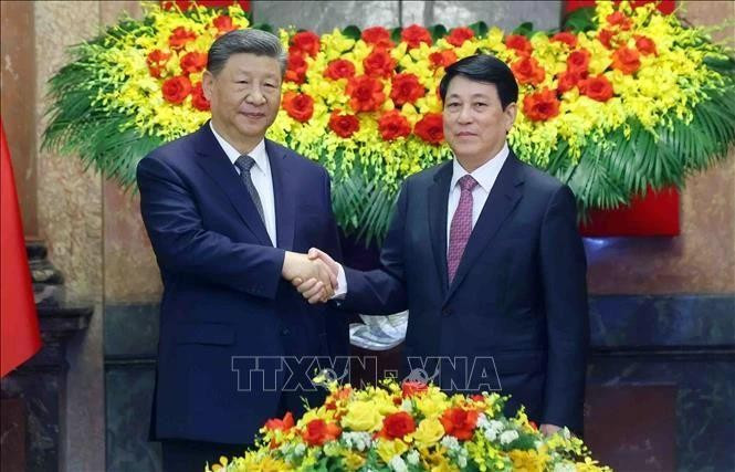 El presidente Luong Cuong (der.) y el secretario general del Comité Central del Partido Comunista de China (PCCh) y presidente de China, Xi Jinping. (Foto: VNA)