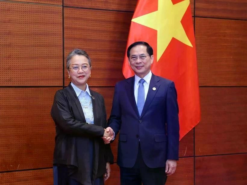 El viceprimer ministro y ministro de Relaciones Exteriores, Bui Thanh Son (der.), y Armida Salsiah Alisjahbana, secretaria general adjunta de las Naciones Unidas (ONU) y secretaria ejecutiva de la Comisión Económica y Social para Asia y el Pacífico (CESPAP) (Foto: VNA) 