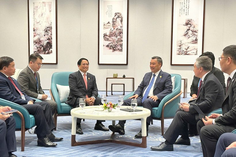 El primer ministro Pham Minh Chinh se reúne con el presidente de Kirguistán, Sadyr Japarov. (Fuente: VNA)