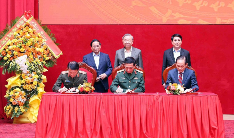 El secretario general del Partido Comunista , To Lam, el presidente, Luong Cuong, y el primer ministro, Pham Minh Chinh, presenciaron la firma de las nuevas normas de coordinación entre los Ministerios de Seguridad Pública, Defensa Nacional y Relaciones Exteriores el 6 de diciembre. (Foto: VNA)