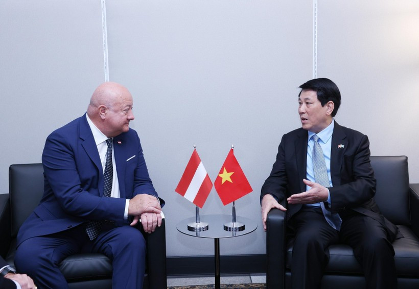 El presidente vietnamita, Luong Cuong (d), recibe al primer ministro austriaco, Christian Stocker, en el marco del Debate General de Alto Nivel del 80.º periodo de sesiones de la Asamblea General de las Naciones Unidas en Nueva York (Foto: VNA)