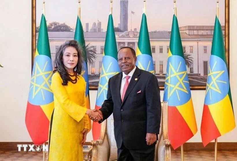 La embajadora de Vietnam en Tanzania, concurrente en Addis Abeba, Vu Thanh Huyen, y el presidente de Etiopía, Taye Atske Selassie. (Fuente: VNA)