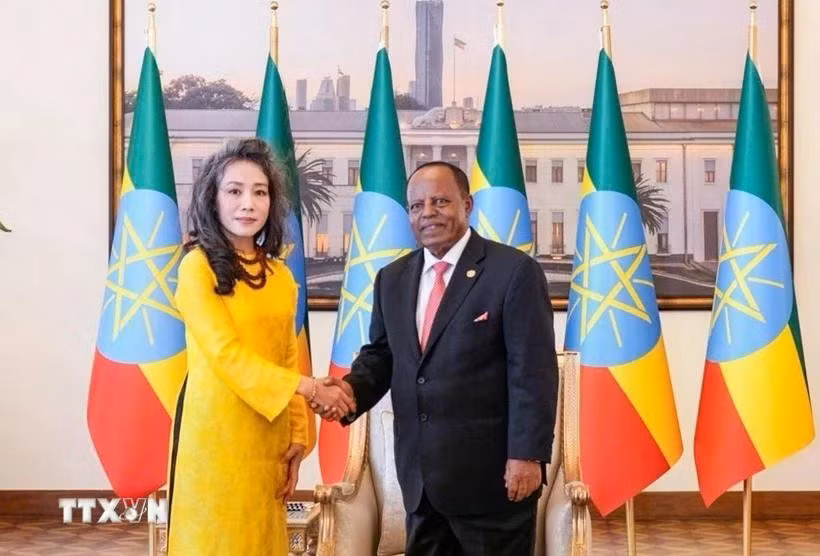 La embajadora de Vietnam en Tanzania, concurrente en Addis Abeba, Vu Thanh Huyen, y el presidente de Etiopía, Taye Atske Selassie. (Fuente: VNA)