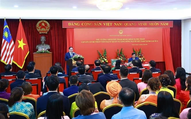 El primer ministro Pham Minh Chinh habla en una reunión con la comunidad vietnamita en Malasia el 25 de mayo. (Foto: VNA)