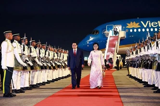 El primer ministro Pham Minh Chinh y su esposa llegan a Malasia la noche del 24 de mayo. (Fuente: VNA)