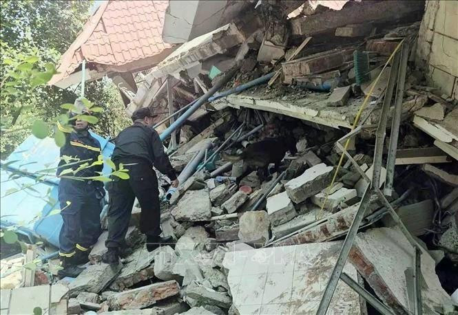 Rescatistas del Ministerio de Seguridad Pública de Vietnam utilizan perros rastreadores para buscar víctimas en un edificio en la ciudad de Zabuthari, Naypyidaw, capital de Myanmar. (Foto: VNA)
