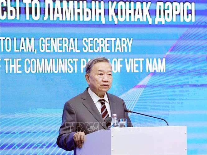 El secretario general del Partido Comunista, To Lam, pronuncia un discurso político en la Academia de Administración Pública, bajo la presidencia de Kazajistán. (Foto: VNA)