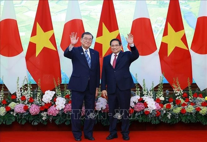 El primer ministro Pham Minh Chinh (derecha) y su homólogo japonés Ishiba Shigeru posan para una foto antes de sus conversaciones. (Foto: VNA)
