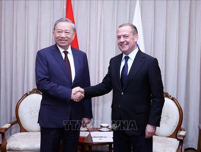 El secretario general del Partido Comunista de Vietnam, To Lam (izq.), se reúne con Dmitry Medvedev, presidente del partido Rusia Unida y vicepresidente del Consejo de Seguridad de Rusia, en Pionyang el 10 de octubre. (Foto: VNA)