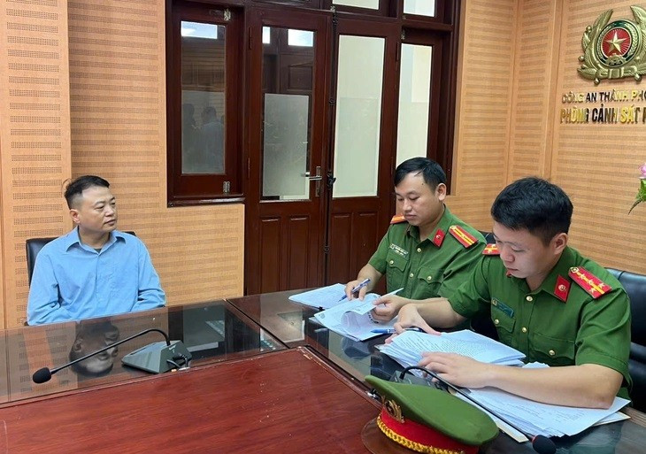 El acusado Nguyen Hoa Binh (Shark Binh) trabaja con la agencia de investigación. (Foto: Policía de Hanoi)