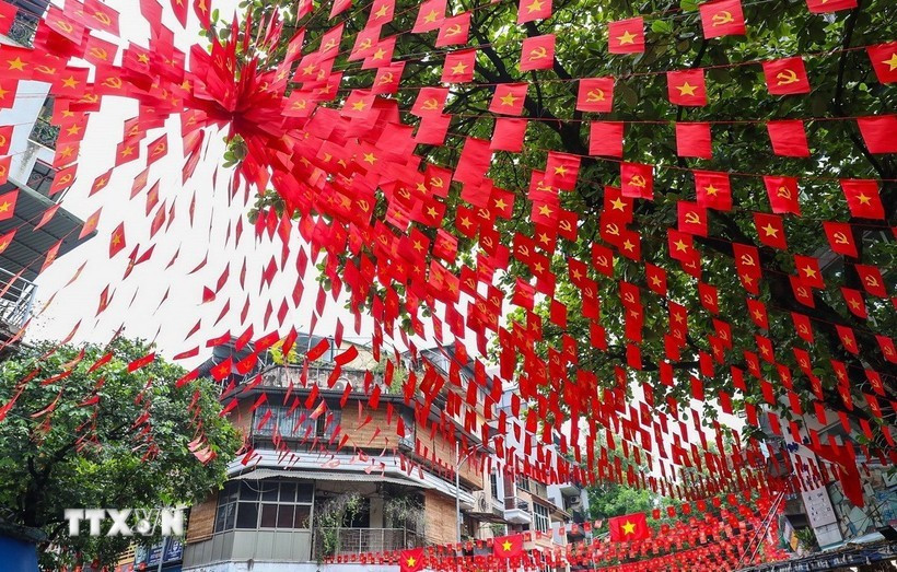 Una calle de Hanoi repleta de banderas nacionales. (Foto: VNA)