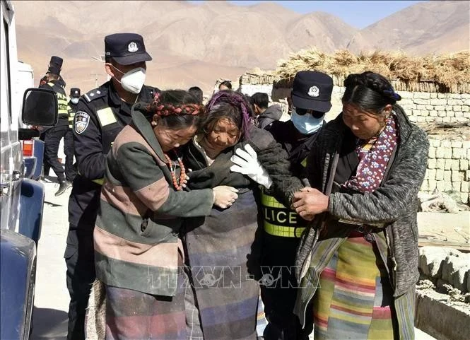 Los equipos de rescate ayudan a las personas heridas tras el terremoto en Dingri, ciudad de Xigaze, Región Autónoma del Tíbet (China), el 7 de enero de 2025. (Foto: Xinhua/VNA)