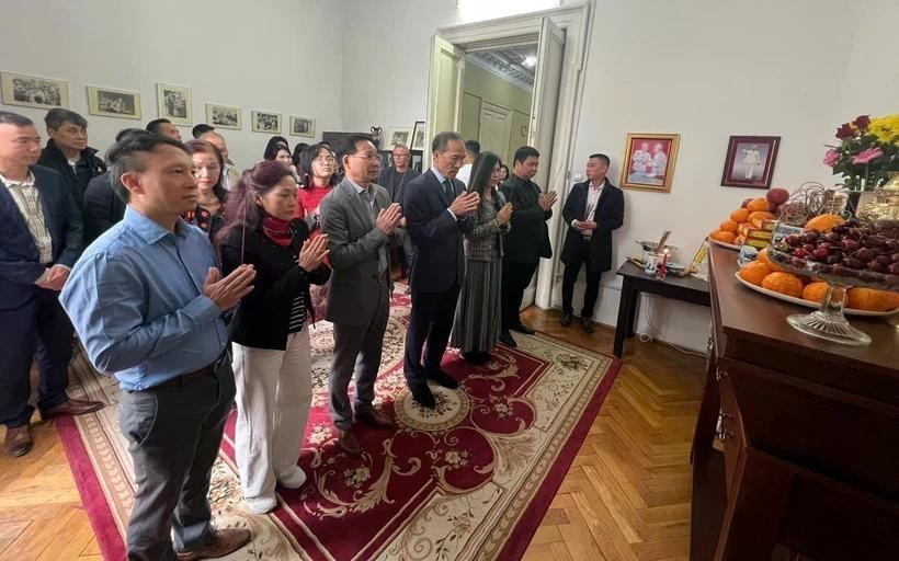 El embajador Do Duc Thanh (cuarto, a la izquierda), el personal de la embajada y representantes de asociaciones vietnamitas en Rumania ofrecen incienso en homenaje al Presidente Ho Chi Minh. (Foto: VNA)