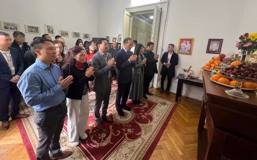 El embajador Do Duc Thanh (cuarto, a la izquierda), el personal de la embajada y representantes de asociaciones vietnamitas en Rumania ofrecen incienso en homenaje al Presidente Ho Chi Minh. (Foto: VNA)