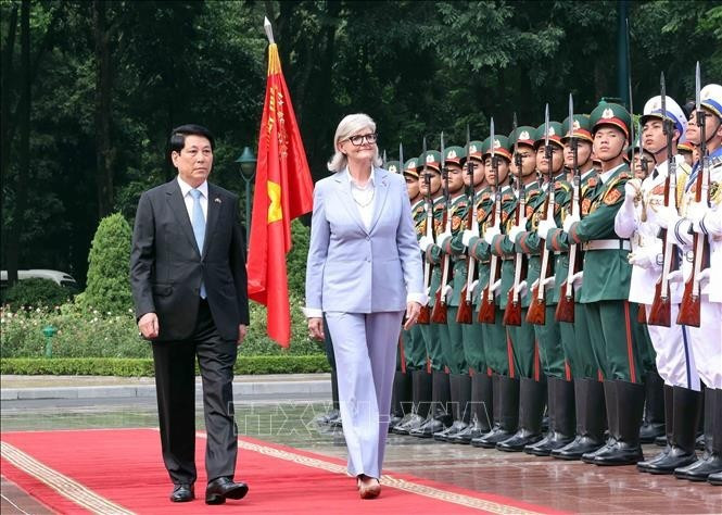 El presidente Luong Cuong (izq.) y la gobernadora general de Australia, Sam Mostyn, pasan revista a la Guardia de Honor del Ejército Popular de Vietnam en la ceremonia de bienvenida en Hanoi, el 10 de septiembre de 2025. (Foto: VNA)